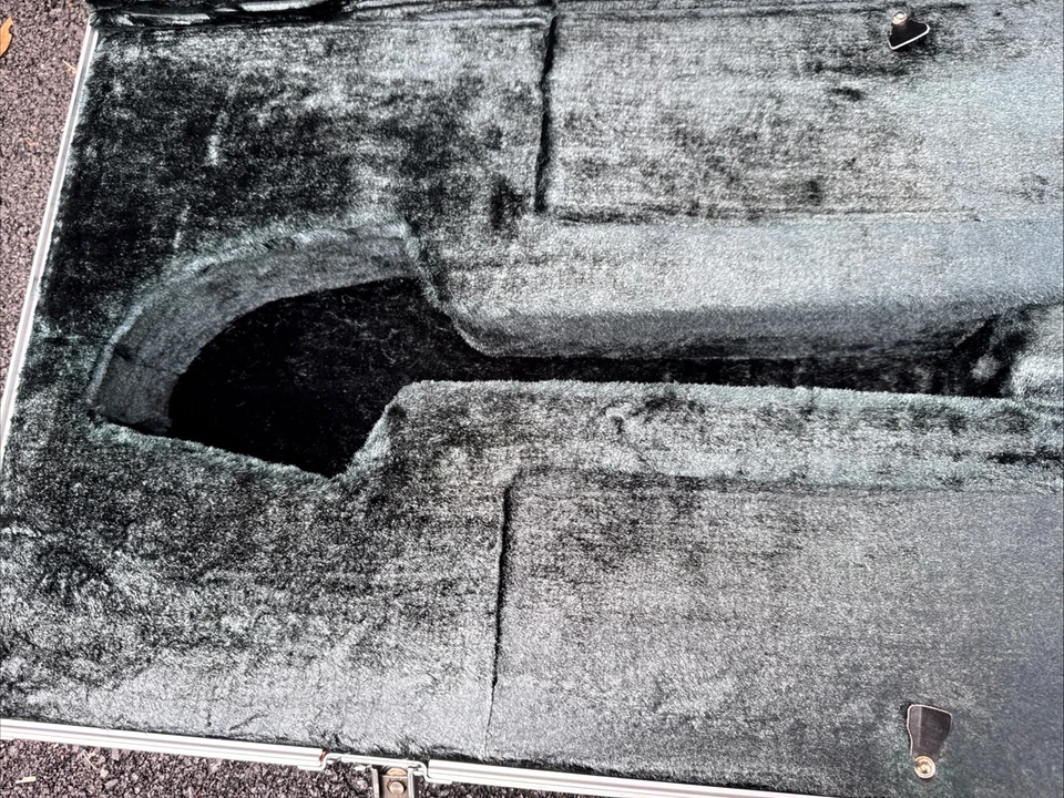 Estuche rígido de aluminio para guitarra eléctrica de colección - 50” x 17,5” x 6,5” - felpa negra Foto 4 de 4