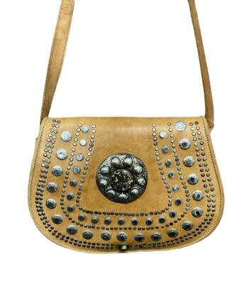 VINTAGE 70ER JAHRE BOHO HELLBRAUN SILBER NIETEN VERZIERT STEIN METALLARBEIT CROSS BODY BAG