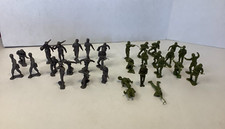 Lot of 32 Vintage 1960  s Louis Marx WW2 Plastic Army Men Figures 2" German  US