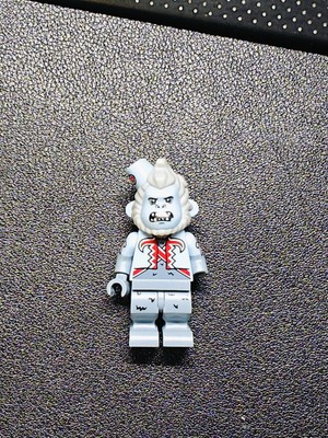 LEGO Super Heroes - Flying Monkey Smile Minifigure Ultimate Batmobile Set 70917