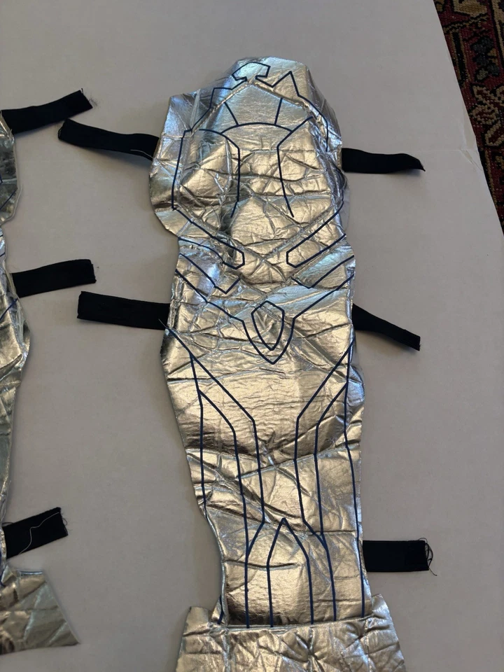 Acessórios de fantasia Miles From Tomorrowland capas de perna M/L pulseiras prata - Imagem 3 de 4