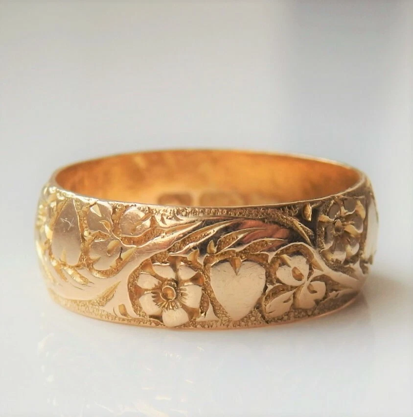 Stunning Antique 18ct Gold Heart Flowers Engraved Wedding Ring c1921