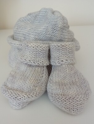 Baby Mütze und Booties aus natürlicher Merino & Alpakawolle, Neugeborene bis 3 Monate.