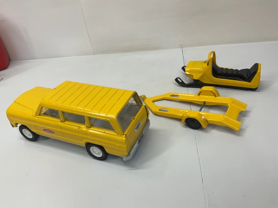 VINTAGE YELLOW TONKKA JEEP WAGOONER W/ SNOWMOBILE & TRAILER - Image 4 of 4