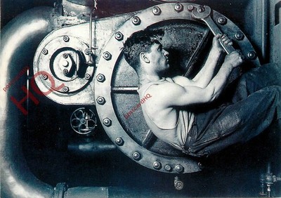 Ansichtskarte>>Lewis H. Hine, Steamfitter, 1920 (Repro) Engineering [V&A]