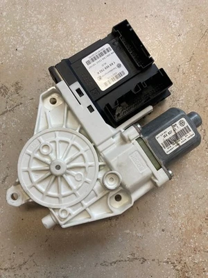 VW Golf 5 V Bj.07 orig. BOSCH Fensterhebermotor vorne rechts 1K4837402T - Bild 1 von 4