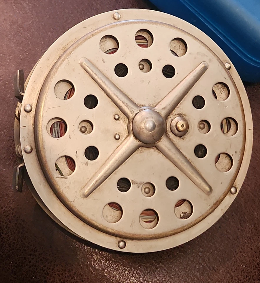 Vintage Pflueger Sal - Trucha No. Carrete de mosca 1558 hecho en EE. UU. probado funciona Foto 4 de 4