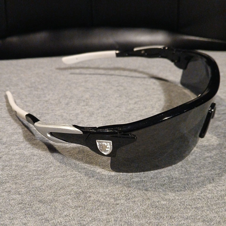 Gafas de sol deportivas polarizadas Khan para hombre blancas y negras con lentes envolventes Foto 3 de 4