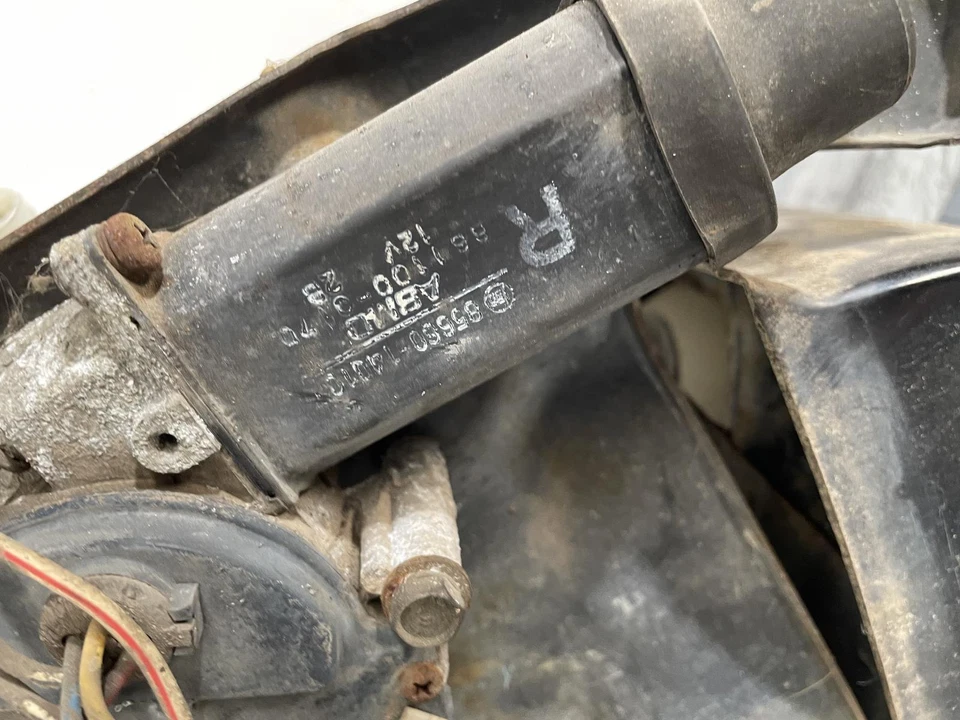 Toyota Celica Right Head Light Assembly RA60 11/1981-09/1983 - image 3 of 4