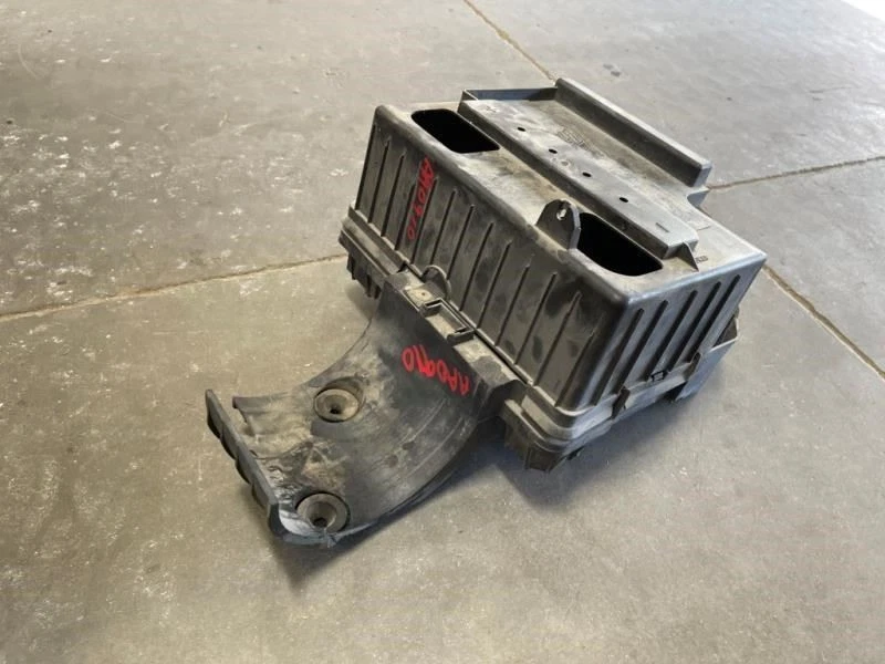 Ford F450 Super Duty 2005 6,0 L 4x2 MT USADO montaje en bandeja de batería debajo del capó Foto 2 de 4