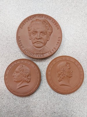 3 × Meissen Münze Andenken Taler Albert Schweitzer,Goethe, Schiller Porzellan 