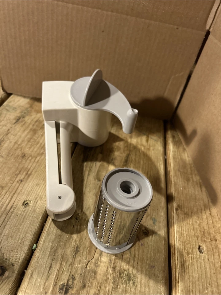 The Pampered Chef Deluxe Cheese Grater 1275 w/ 2 Shredding Blade Drums - Image 2 of 4