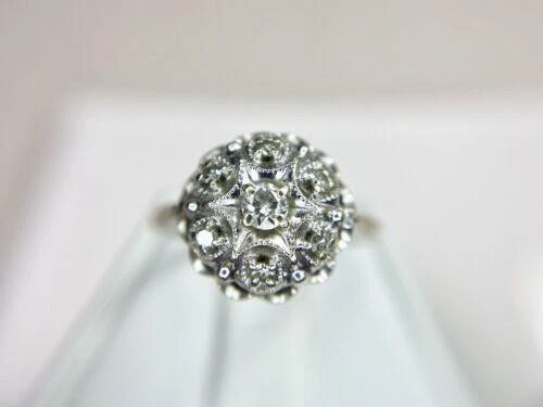 Anillo de cóctel pequeño vintage de diamantes redondos naturales de oro blanco de 14k Foto 3 de 4