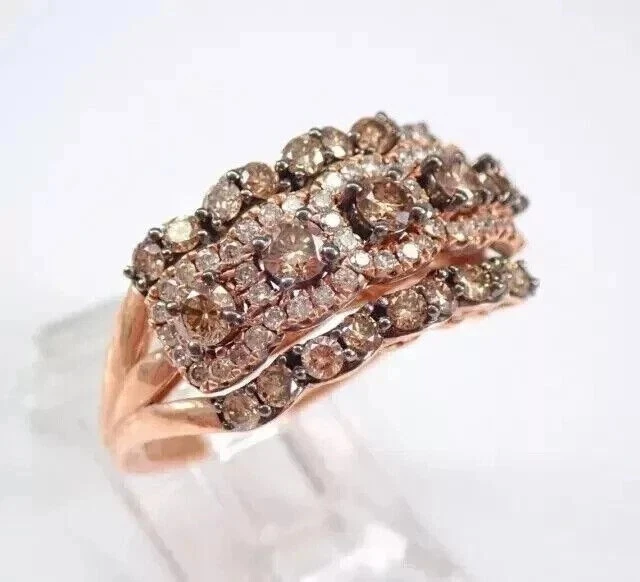 Anillo de boda con racimo creado en laboratorio de chocolate de corte redondo de 2 quilates enchapado en oro rosa de 14 quilates Foto 4 de 4