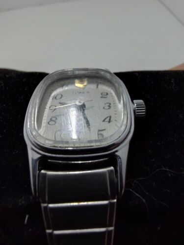 Vintage Timex Q Watch Women 17mm Gold Tone Oval Dial N Cell Stretch New Battery - Picture 4 of 8