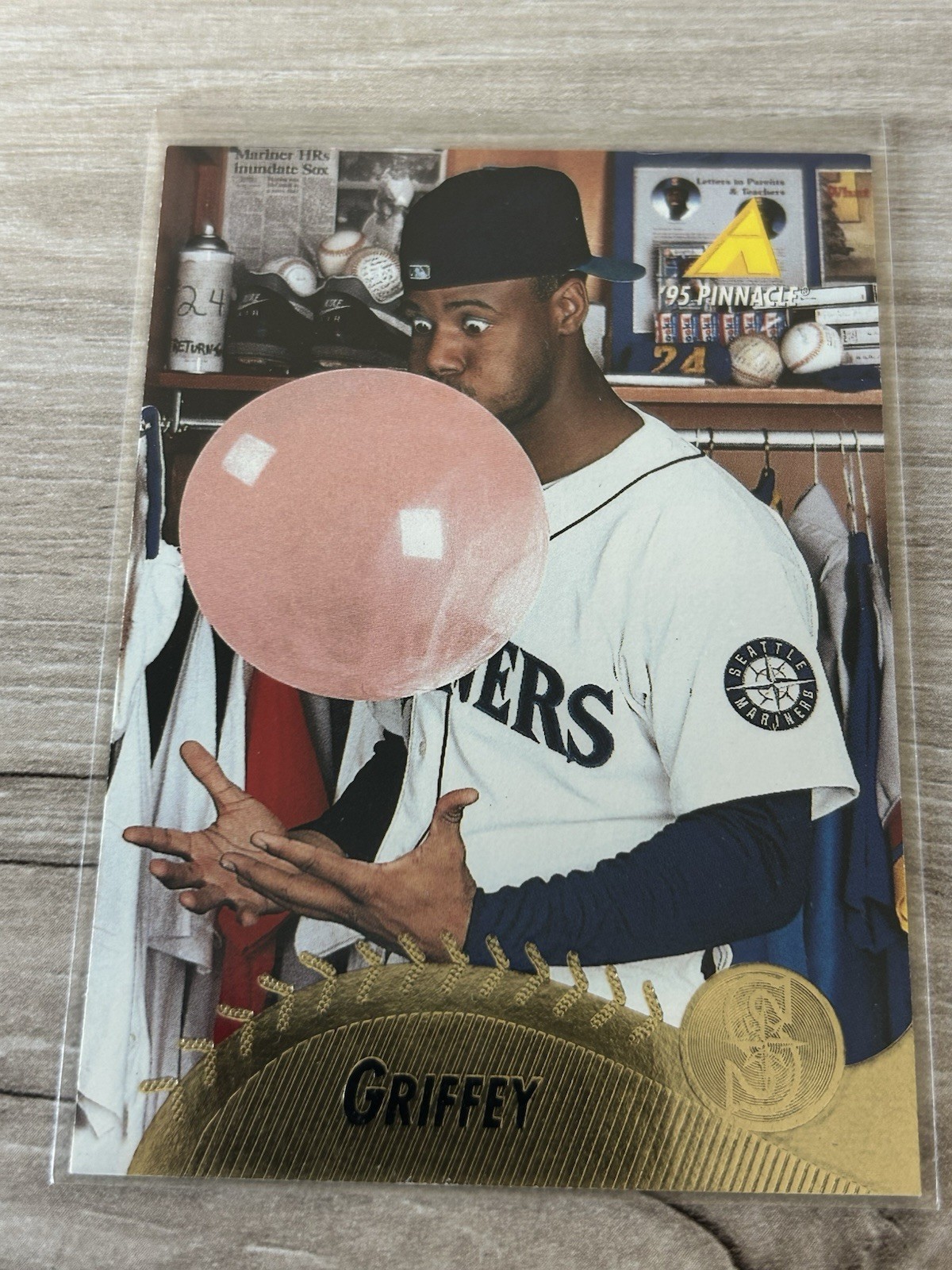 The 1995 Pinnacle KEN GRIFFEY JR #128 Bubble Gum Iconic Card Seattle Mariners💎