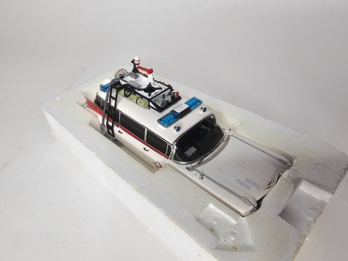 Hot Wheels Elite 1:43 Ghostbusters ECTO-1 No. W1194 - Picture 3 of 9