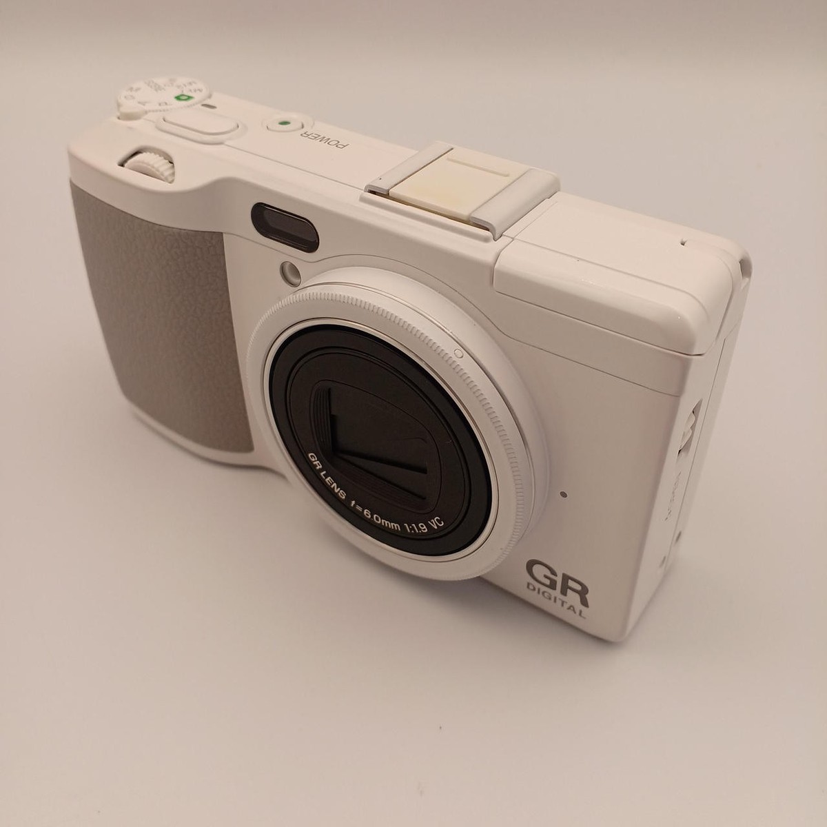 【おまけ付き】RICOH GR DIGITAL Ⅳ ホワイトエディション リコー、1万台限定の「GR DIGITAL IV ホワイトエディション