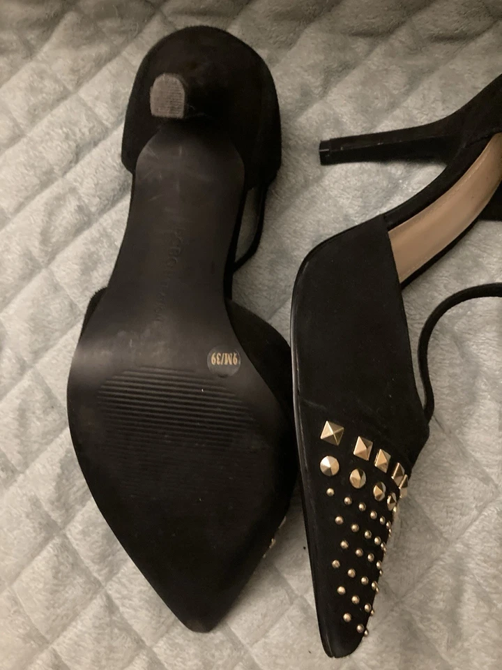 Zapatos de salón BCBG correa en T tachuelas doradas en cuero de gamuza negro correa para el tobillo Foto 4 de 4