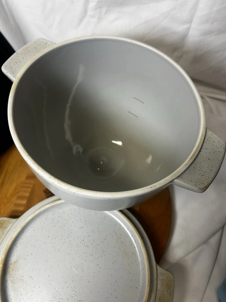 Cuenco para pan de porcelana moteada KitchenAid® con tapa para hornear, 5 cuartos usado Foto 3 de 4