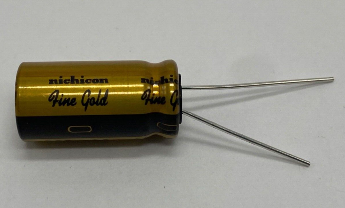 Condensatore Elettrolitico in SMD 220uF 10V 105°C NICHICON dimensioni