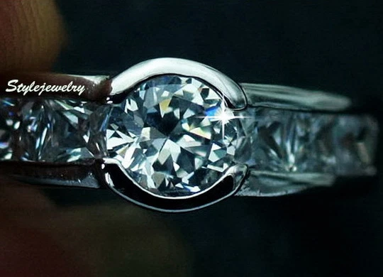 Silver Solitaire With Accents Engagement Ring Made With Swarovski Crystal SR81 — 第 2/4 张图片