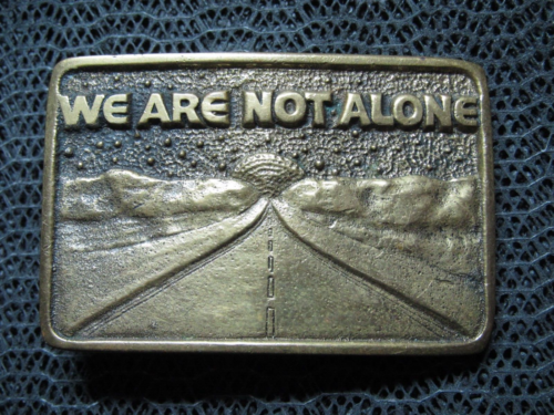 WE ARE NOT ALONE CLOSE ENCOUNTERS OF THE THIRD KIND BELT BUCKLE! VINTAGE! ALIEN! - Picture 1 of 9