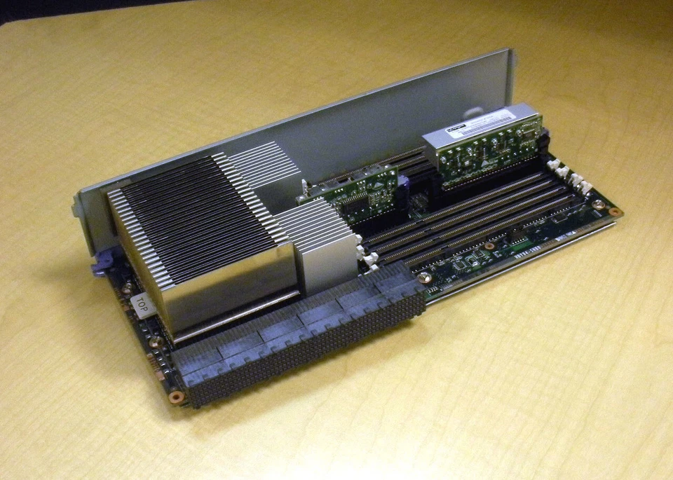 IBM 5237-9113 80P5719 07P6829 2-Way 1.65GHz Power5 Processor Card - Image 3 of 4