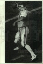 1992 Press Photo Quarterback Dave Krieg Rallys Team As Chief Fans Know
