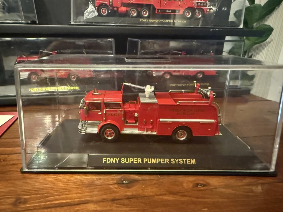 Código 3 Modelo FDNY Mack Super Pumper Colección 5 Motores Montaje en Pared  Foto 4 de 4