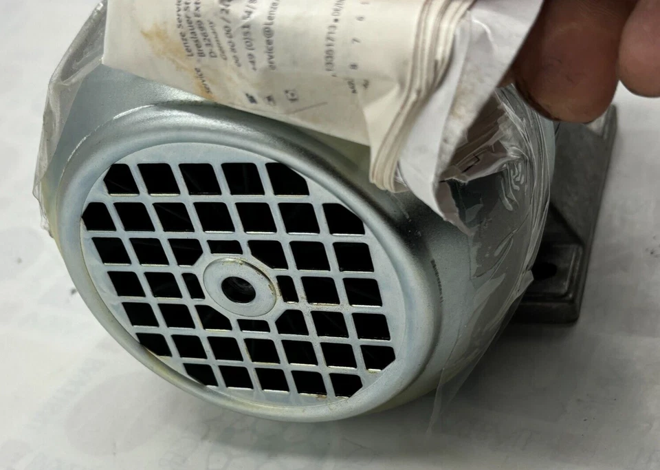 LENZE D-32699 EXTERNAL 3 PHASE ASYNCHRONUS MOTOR 0.18KW 1.350 R/MIN 1,2A 50HZ 🎯 - Image 4 of 4