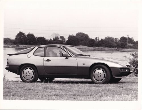 PORSCHE 924, SIDE, FRONT VIEW, PHOTOGRAPH.  - Picture 1 of 1