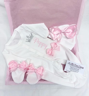 Baby Mädchen Schlafanzug Mütze Fäustlinge Schleifen JEDER Name verpackt Set NEUGEBORENE personalisiert