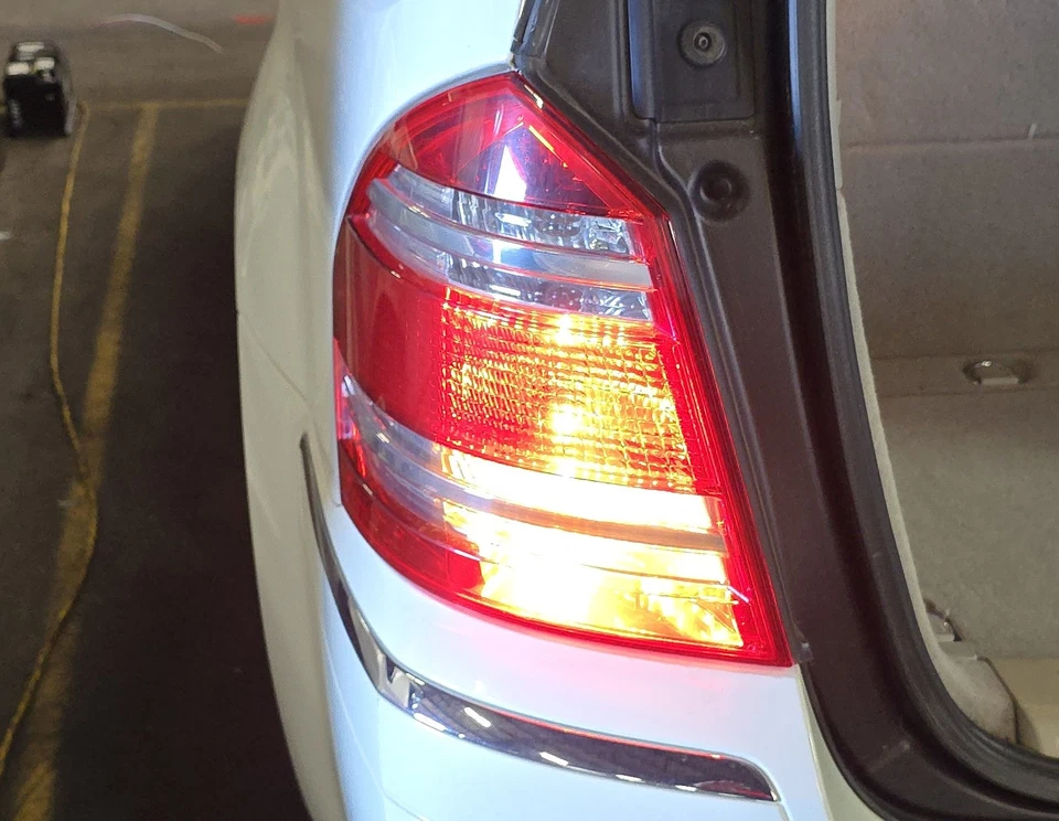 2007-2009 MERCEDES BENZ GL320 GL450 GL550 (X164) LEFT TAILLIGHT BRAKE LIGHT LAMP - Image 2 of 4