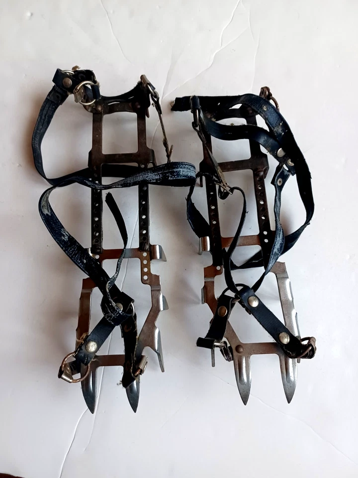 Anciennes paire de crampons d'alpinisme 12 Pointes - Photo 1/3