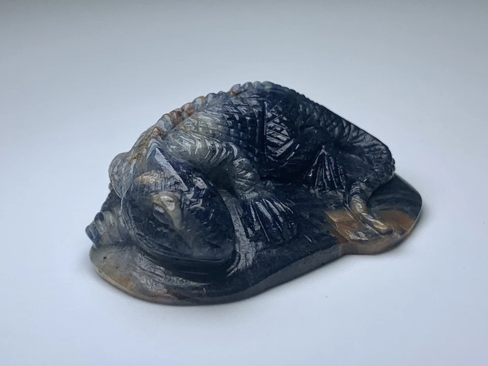 Fetiche de iguana tallado en zafiro azul natural de Madagascar 139 CTS Foto 3 de 4