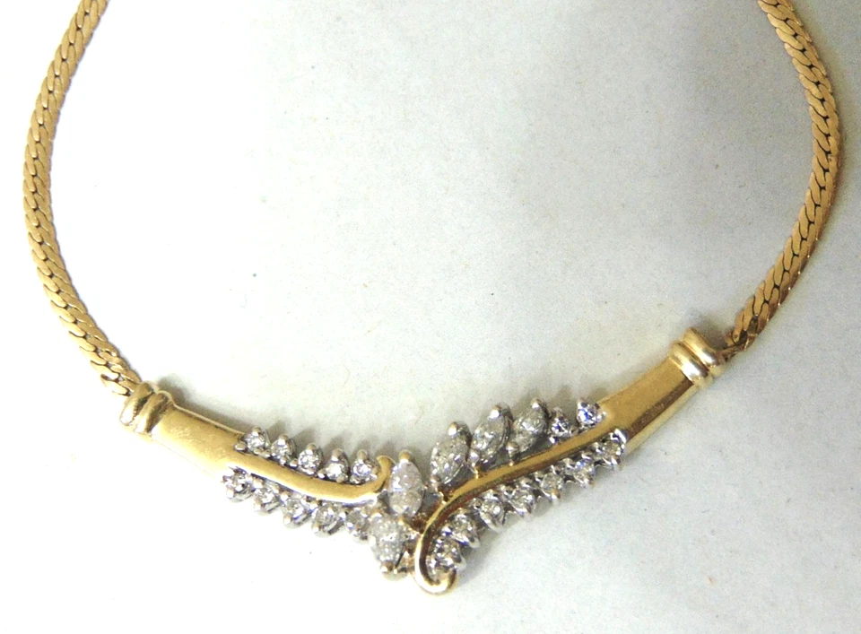 Collar con racimo en V de diamantes redondos y marquesa de oro amarillo y blanco de 14 k 1+ tcw Foto 4 de 4