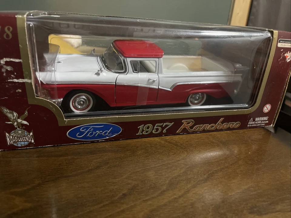 Ford Ranchero 1957 rojo y negro Road Legends escala 1 18 fundido a presión R2C usado en excelente estado Foto 2 de 4