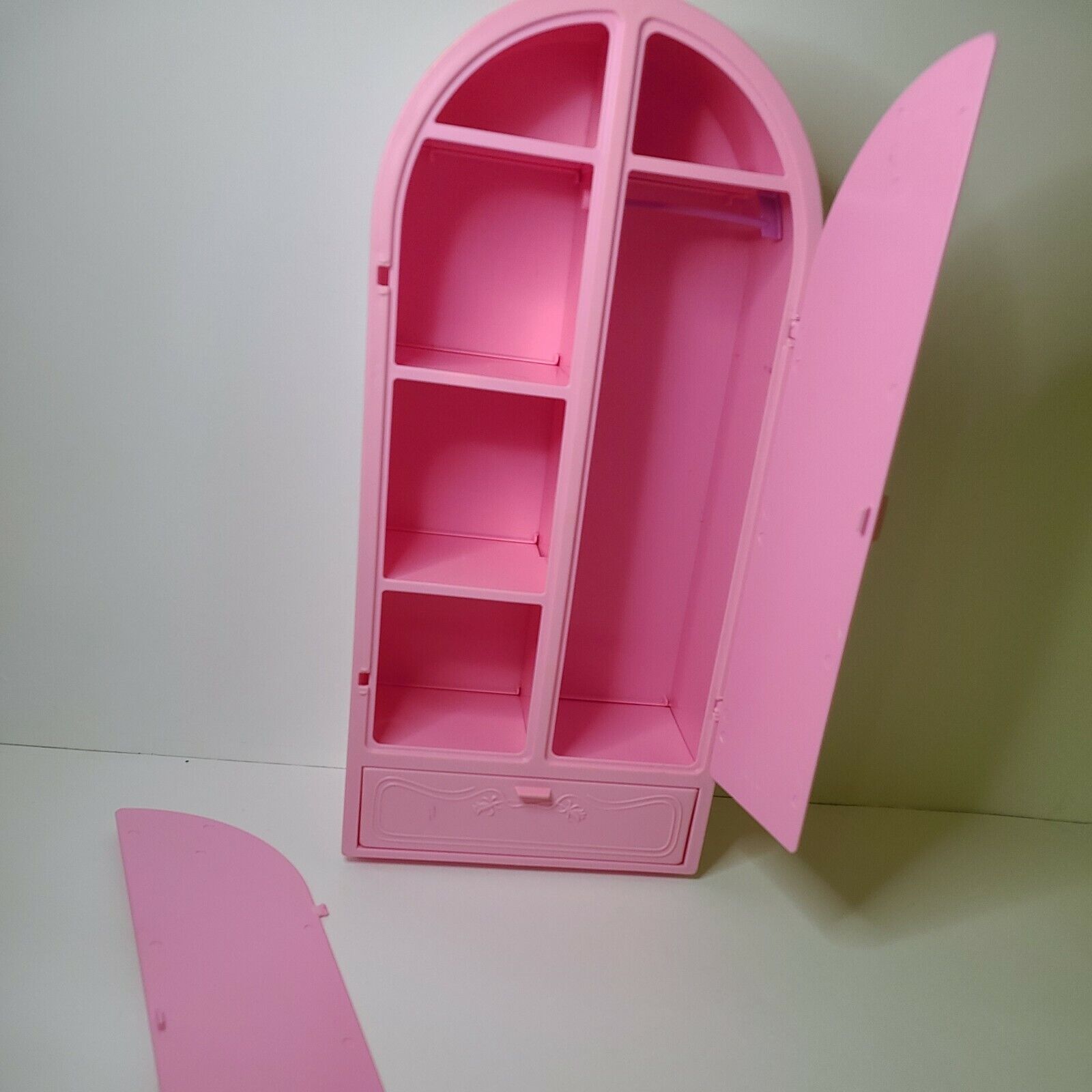 Coiffeuse Barbie Doll vintage. Deux tiroirs douverture et deux sections de  rangement à ouverture en miroir. Coiffeuse rose et tabouret rond rose. -   Canada