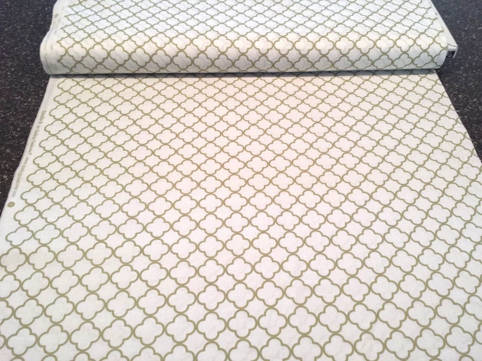 Estudio de entrega especial 8 tesoros acolchados por celosía verde salvia blanca Foto 2 de 2