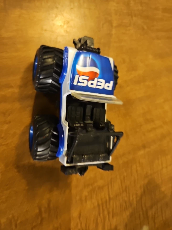 Maisto CJ-7 吉普拉回 4X4 怪物卡车红色白色和蓝色 — 第 3/4 张图片