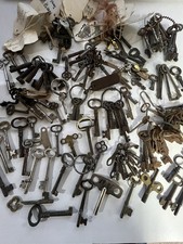 LOT OF 153 VINTAGE And ANTIQUE SKELETON/furniture Keys etc