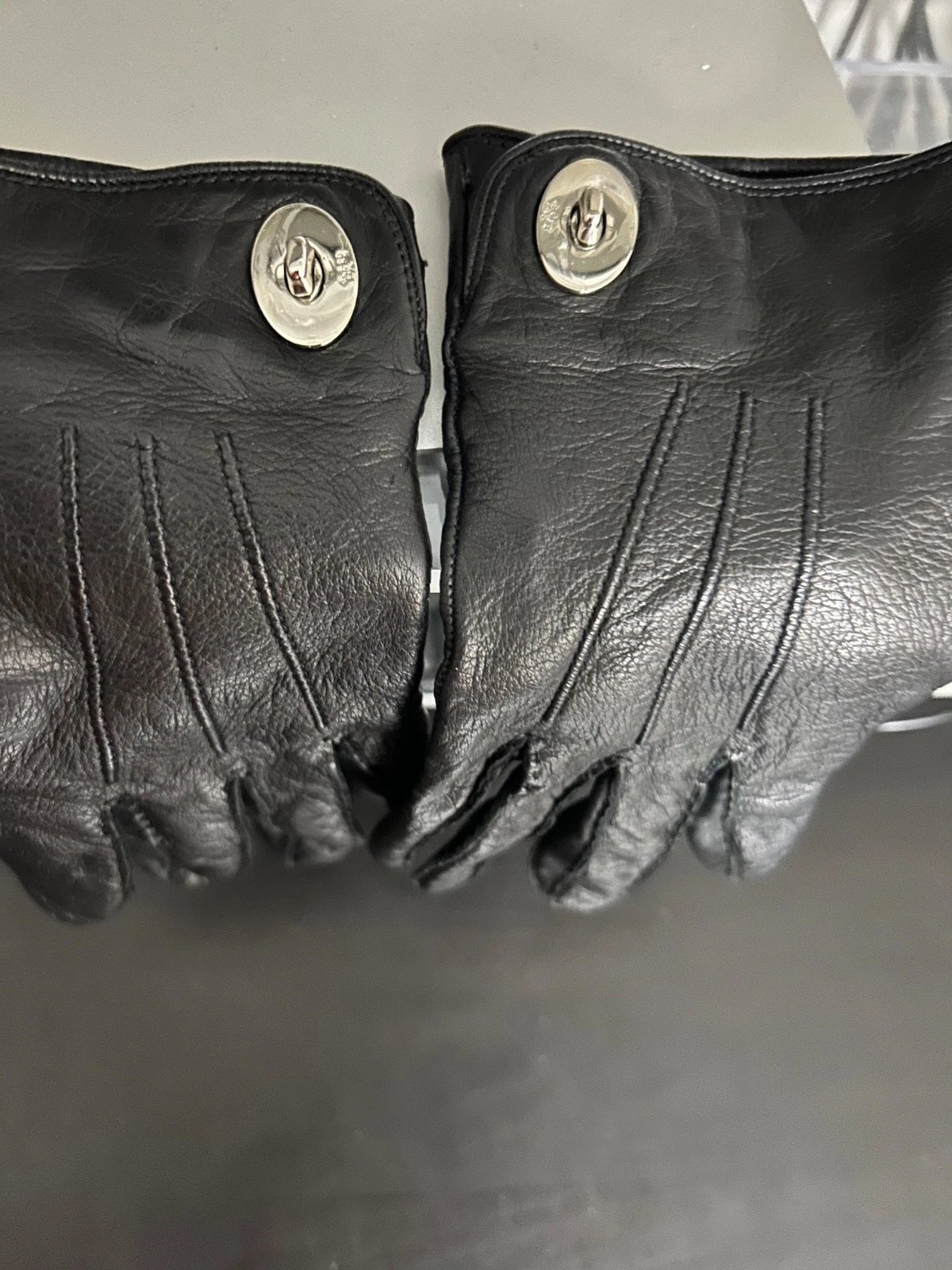 Coach Women's Leather Gloves🫶🏽Turnlock Accents🫶🏽Lined🫶🏽Size 7🫶🏽FREE SHIP
Opens in a new wind