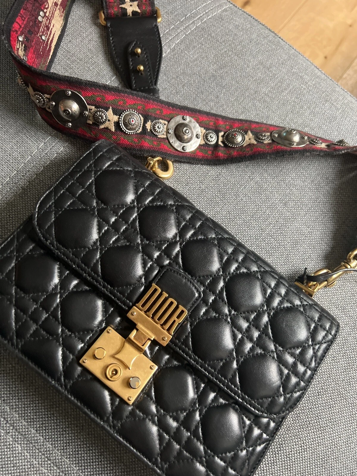 Sac à rabat Dioraddict avec sangle de guitare embellie en peau d'agneau canne noire