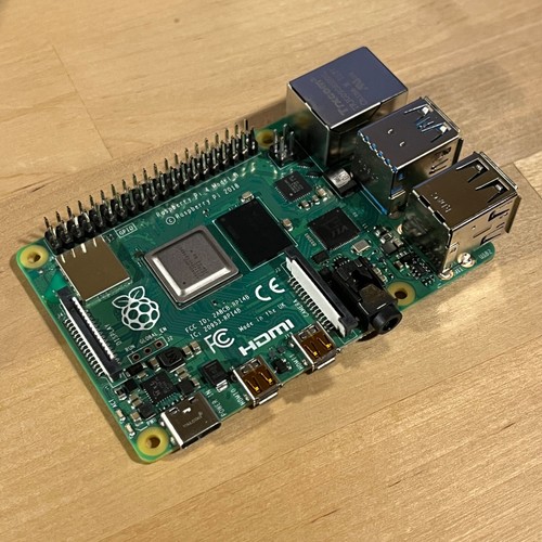 Raspberry Pi 4 Model B - 4GB - Official USB-C Power Supply - Revision 1.2