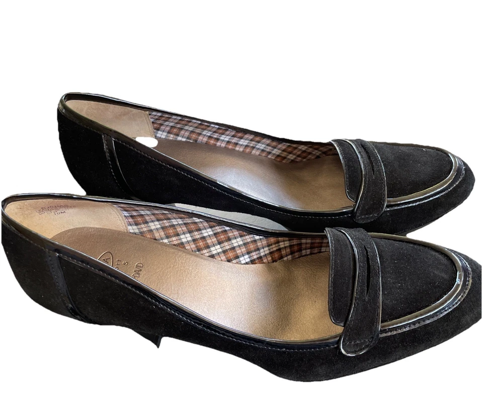 "Bombas Circa Joan & David Comfort para mujer 10M negras de gamuza con patente de 3,5"" sin cordones" Foto 2 de 4