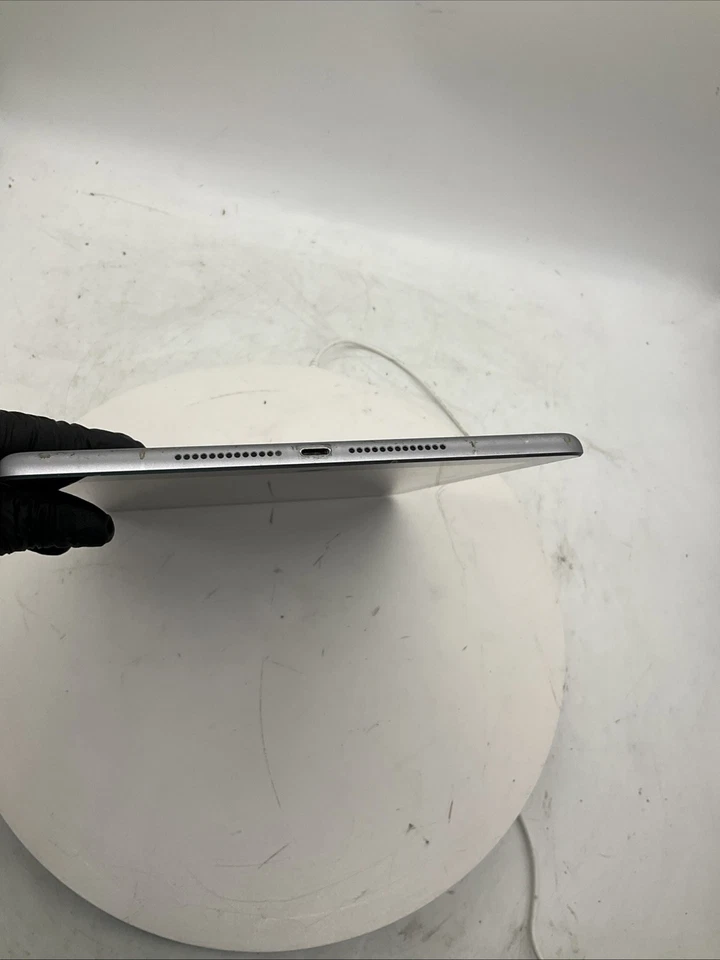 Apple iPad (6th Generation) A1954 32GB Good Condition, Gray, UNLOCKED Scuff Body - Image 3 of 4