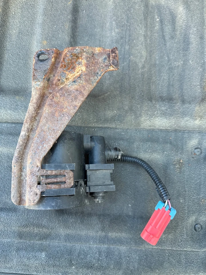 Соленоид в сборе вентиляционный клапан продувки Chevrolet Impala 2000 - 2005 годов выпуска с жгутом проводов - Изображение 2 из 4