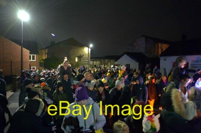 Foto 6x4 Eine Menschenmenge an der Weihnachtsbeleuchtung Einschalten, Kirchenstraße, Robertt um 2021