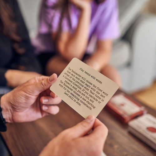 Juego de Cartas Oficial Taskmaster - Como Se Ve En Canal 4 - Incluye Tareas Hilarantes - Imagen 12 de 14